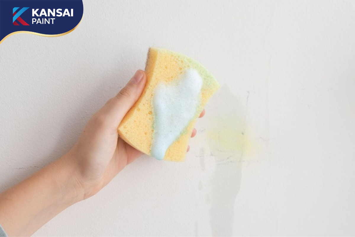 Làm sạch tường nhà bị bẩn