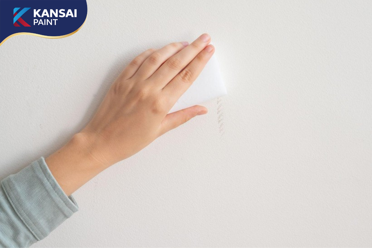 Làm sạch tường nhà bị bẩn
