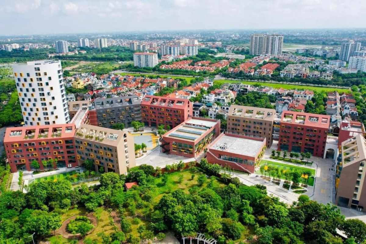 Marie Curie Long Biên nằm trên khu đất hơn 3ha, rộng gấp 3 lần Marie Curie Mỹ Đình. Trường liên cấp Marie Curie Việt Hưng Long Biên