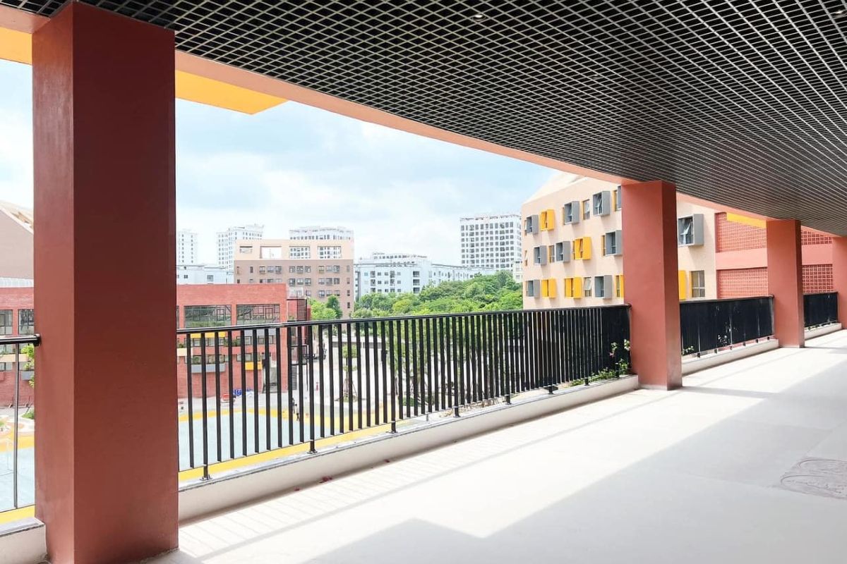 Một trong những điểm khác biệt so với các cơ sở trước đây chính là hành lang cầu rộng khoảng 8m nối giữa hai khối THCS – THPT. Tạo ra không gian rất thoáng cho học sinh cảm giác dễ chịu hơn đối với không gian học tập. Một trong những điểm khác biệt so với các cơ sở trước đây chính là hành lang cầu rộng khoảng 8m nối giữa hai khối THCS – THPT. Tạo ra không gian rất thoáng cho học sinh cảm giác dễ chịu hơn đối với không gian học tập.