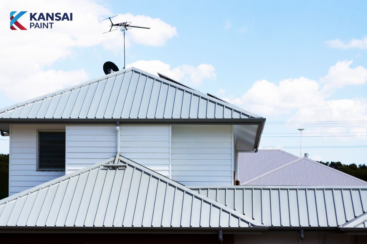 Nên Sơn Chống Thấm Hay Đóng Tôn